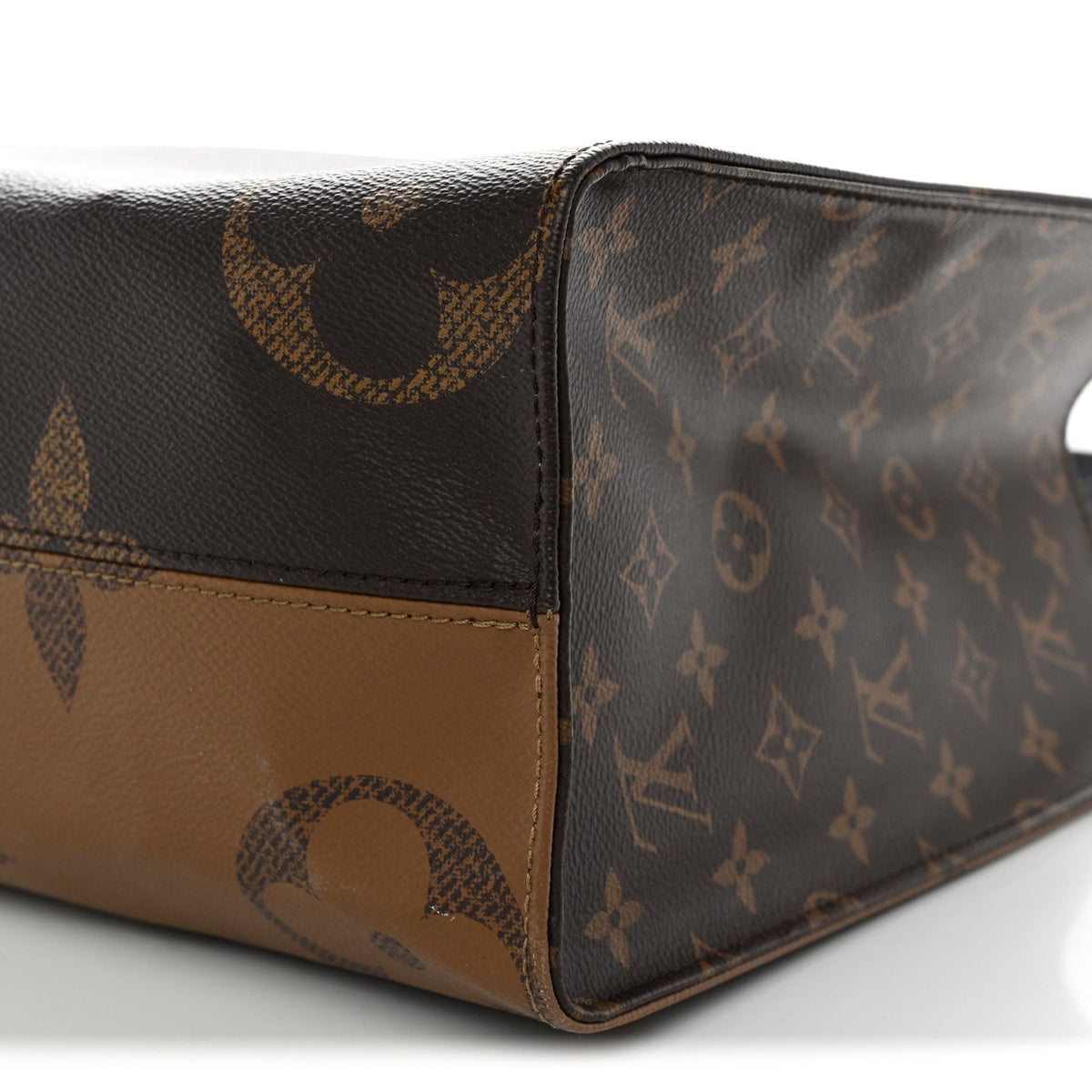 Reverse Monogram Giant Onthego MM